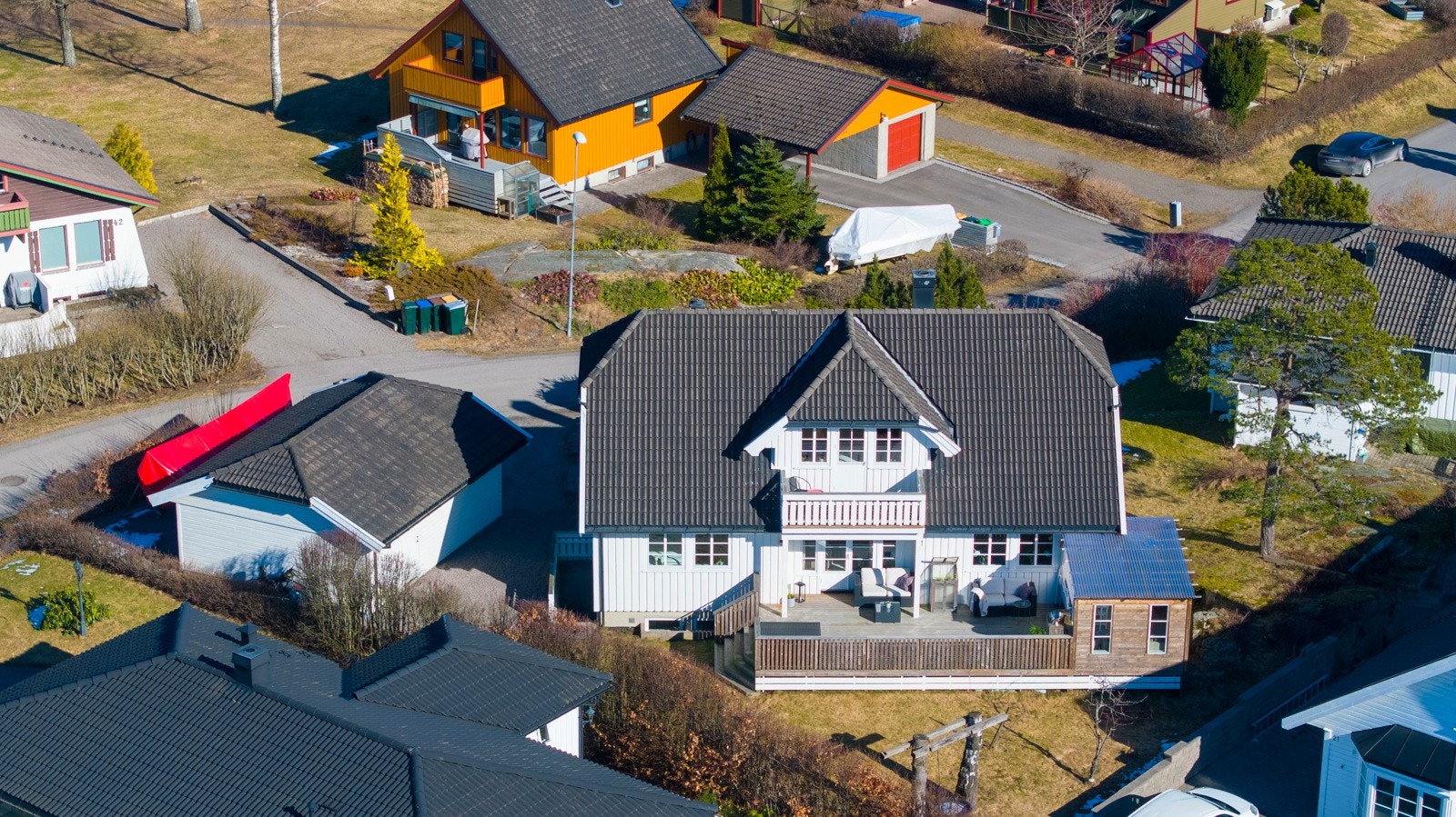 Den solrike eiendommen har en optimal beliggenhet i en barnevennlig og veletablert vei, like ved en populær lekeplass. Galleribilde