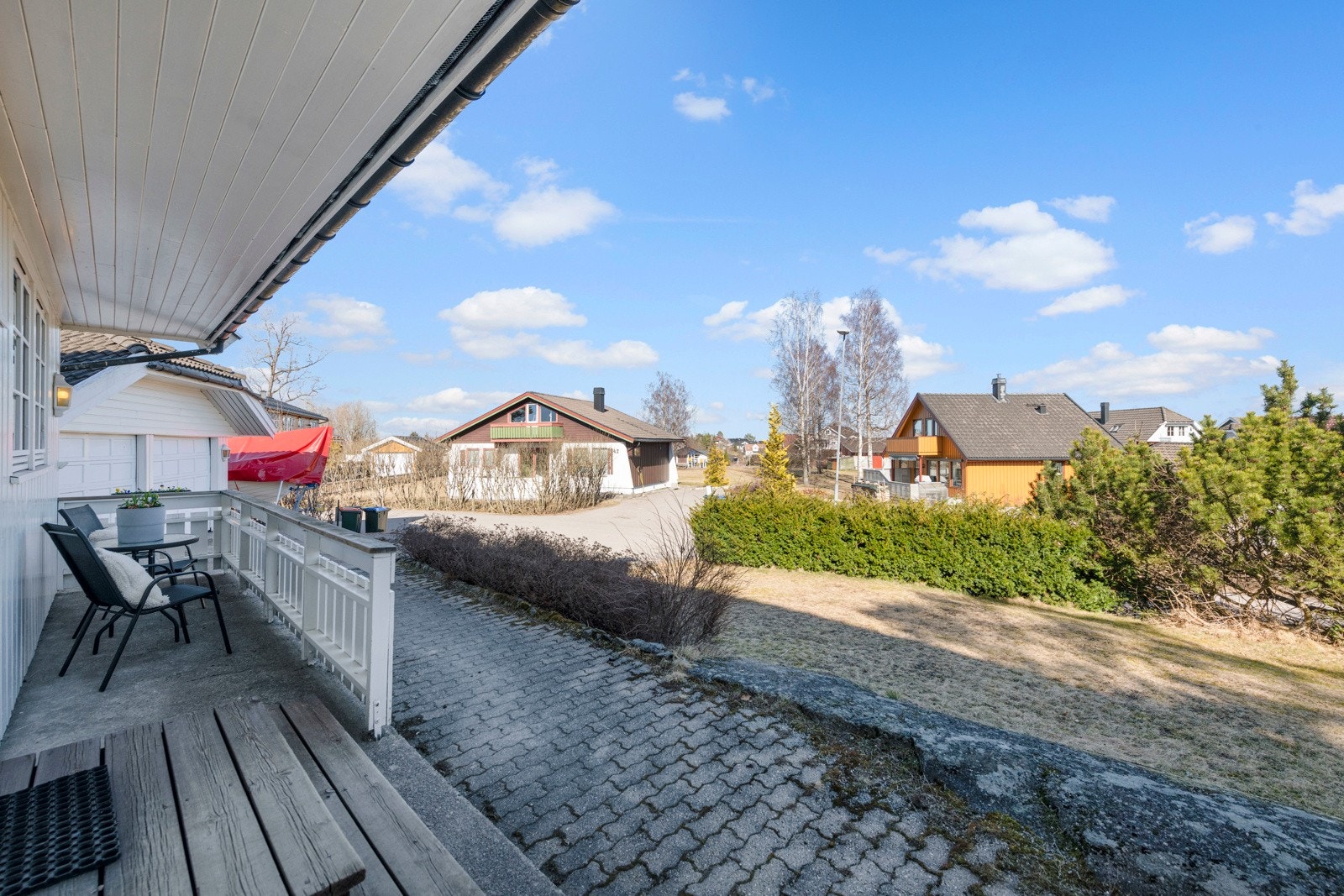 Via et overbygget inngangsparti kommer vi inn i boligens entré og hall. Galleribilde