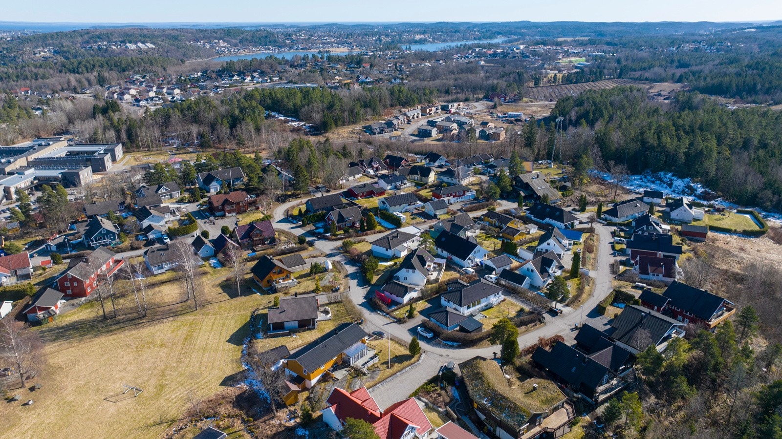 Her bor man tett på naturen som byr på nydelig utsikt, samt flere flotte rekreasjonsmuligheter. Galleribilde