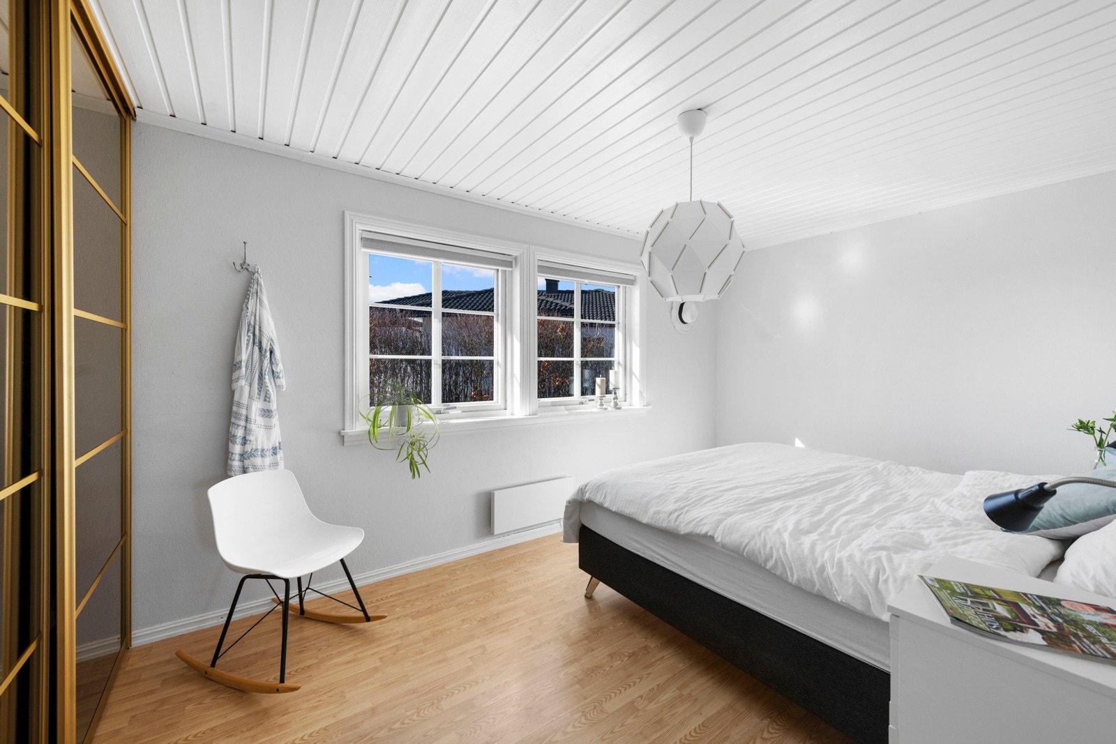 I denne etasjen har du også et soverom med god plass til dobbeltseng og tilhørende møblement. Galleribilde