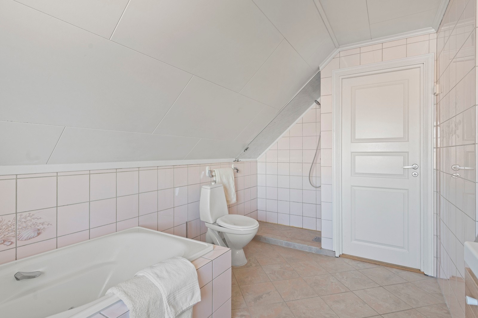 Innredet med servantinnredning, dusjnisje, innebygget badekar og wc. Galleribilde