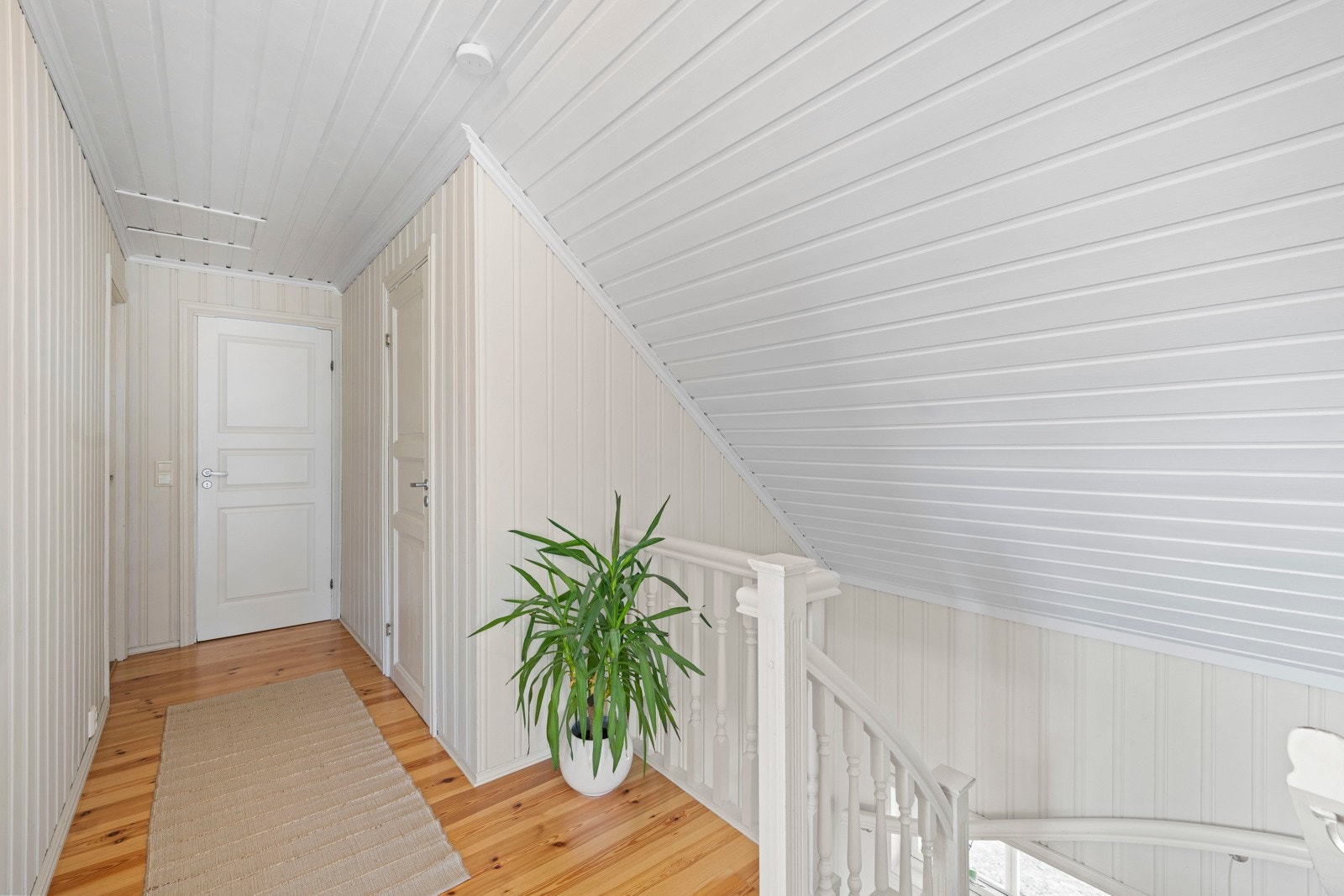 Den familievennlige boligen har fire gode soverom, hvorav tre ligger samlet på i boligens andre etasje. Galleribilde