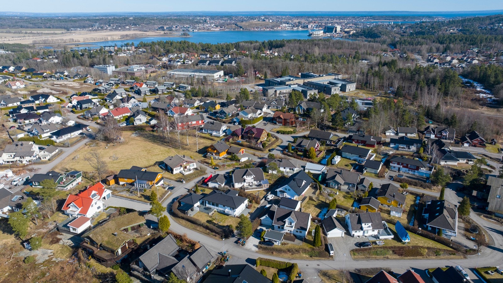Vear ligger mellom Akersvannet i vest og Vestfjorden i øst, og har flere fine turområder i kort avstand. Galleribilde
