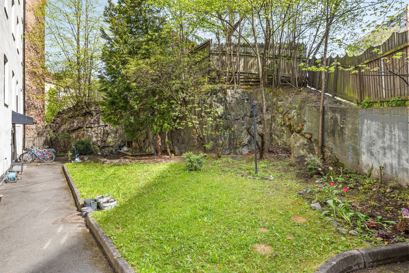 Bakården er pent anlagt med plen og sittegrupper. Galleribilde