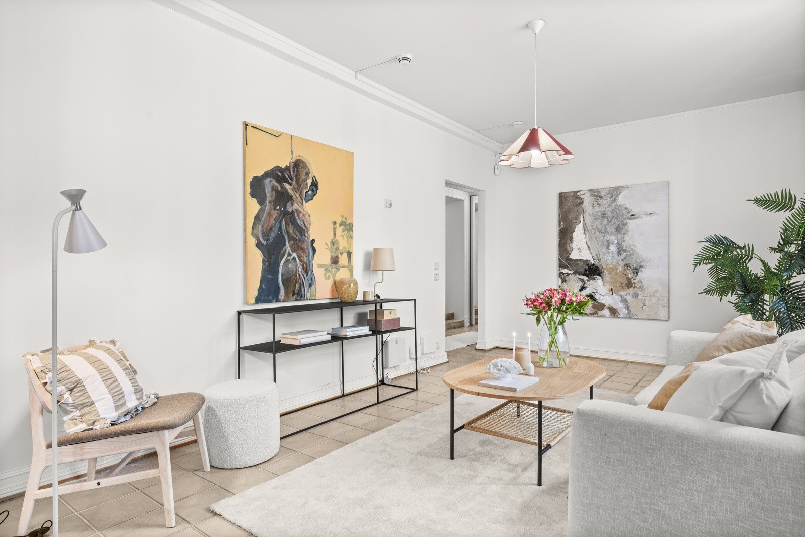 Her er det god plass for sofa med tilhørende mediebenk Galleribilde