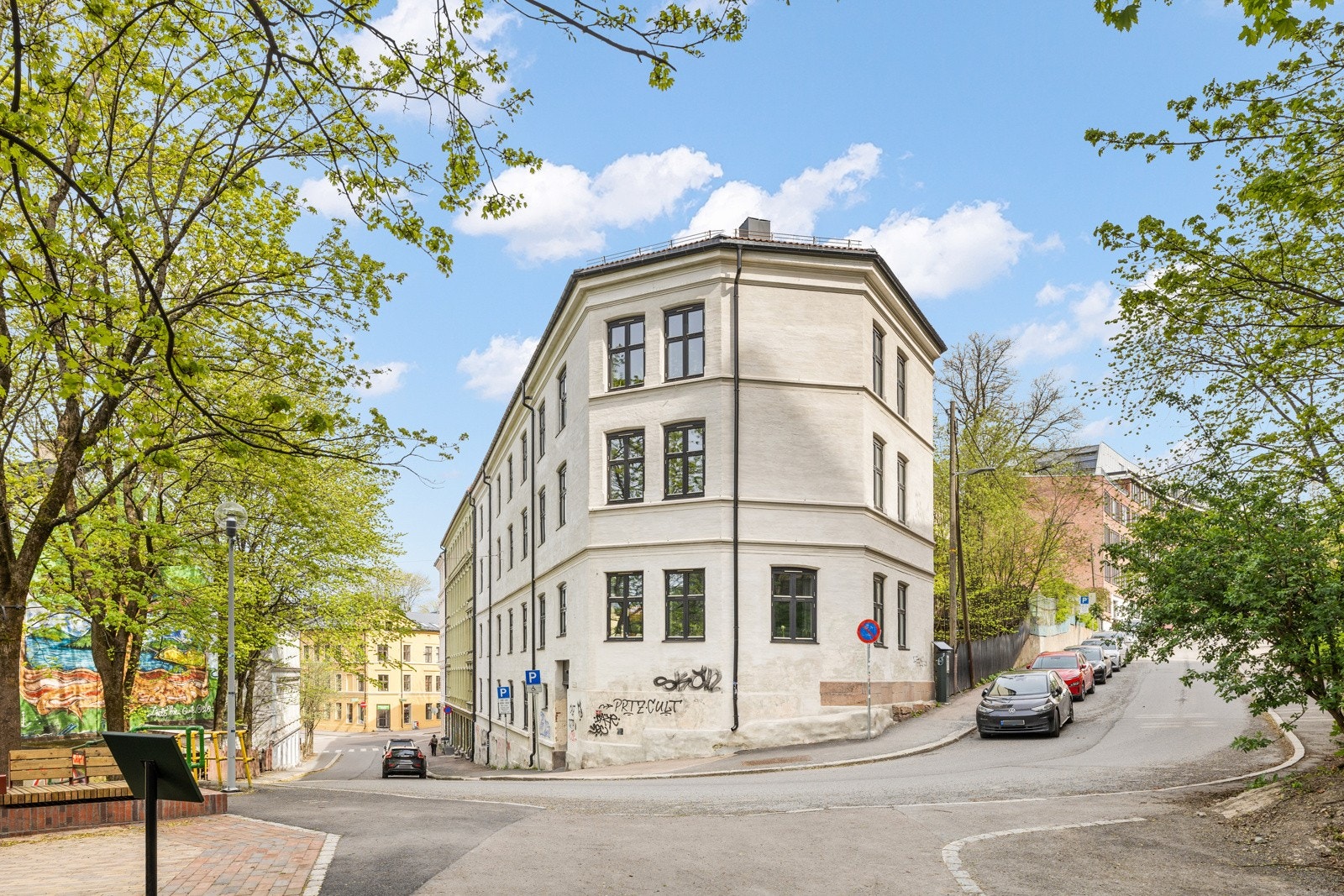 Dette er boligen for deg som drømmer om en urban hverdag. Beliggende i et av Oslos mest sentrale og yrende områder får du her enkel tilgang på alt det alt beste byen har å by på! Galleribilde