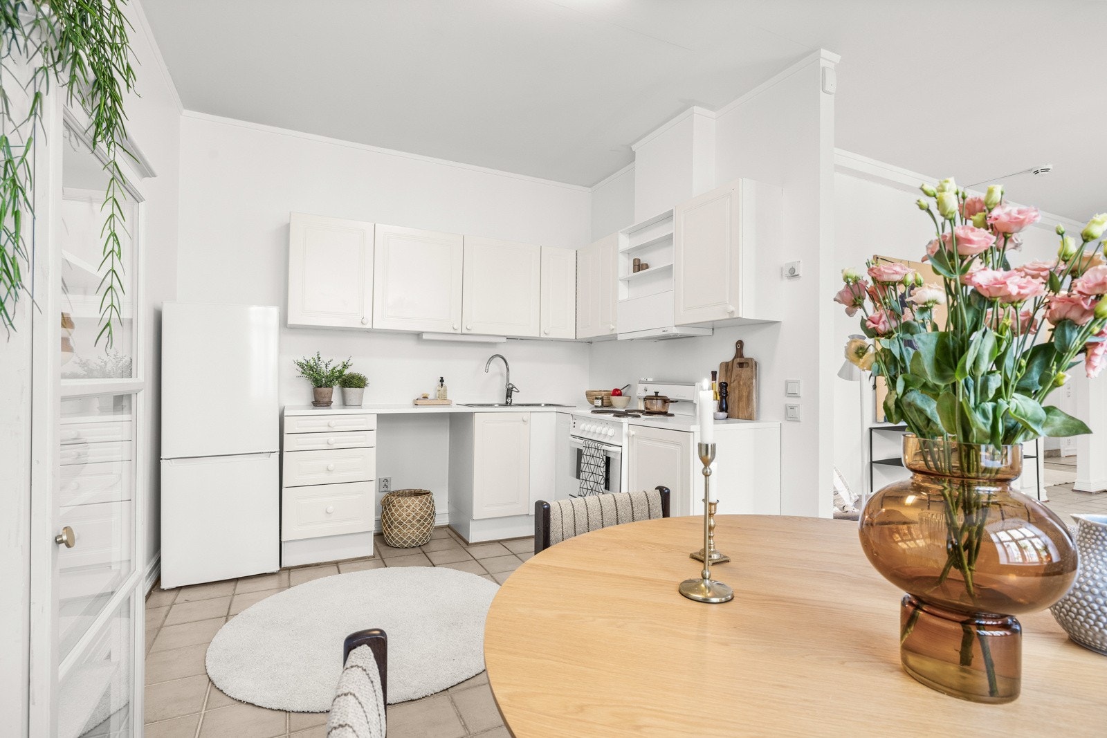 Det hyggelige kjøkkenet består av kjøkkeninnredning med profilerte fronter, laminat benkeplate, oppvaskkum, opplegg til oppvaskmaskin samt lys under overskap. Galleribilde