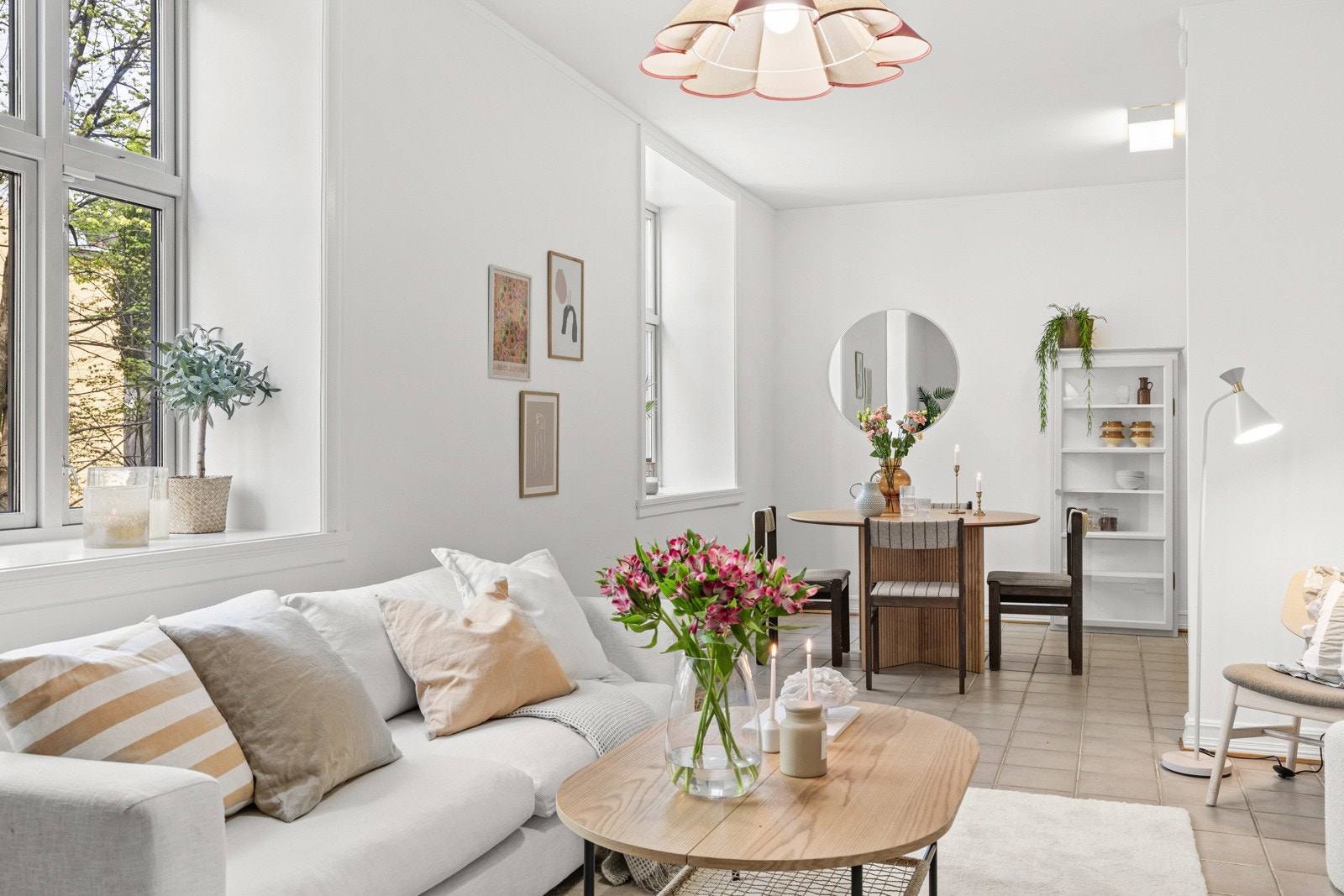 Spisestuen finner sin naturlige plass foran kjøkkenet. Galleribilde