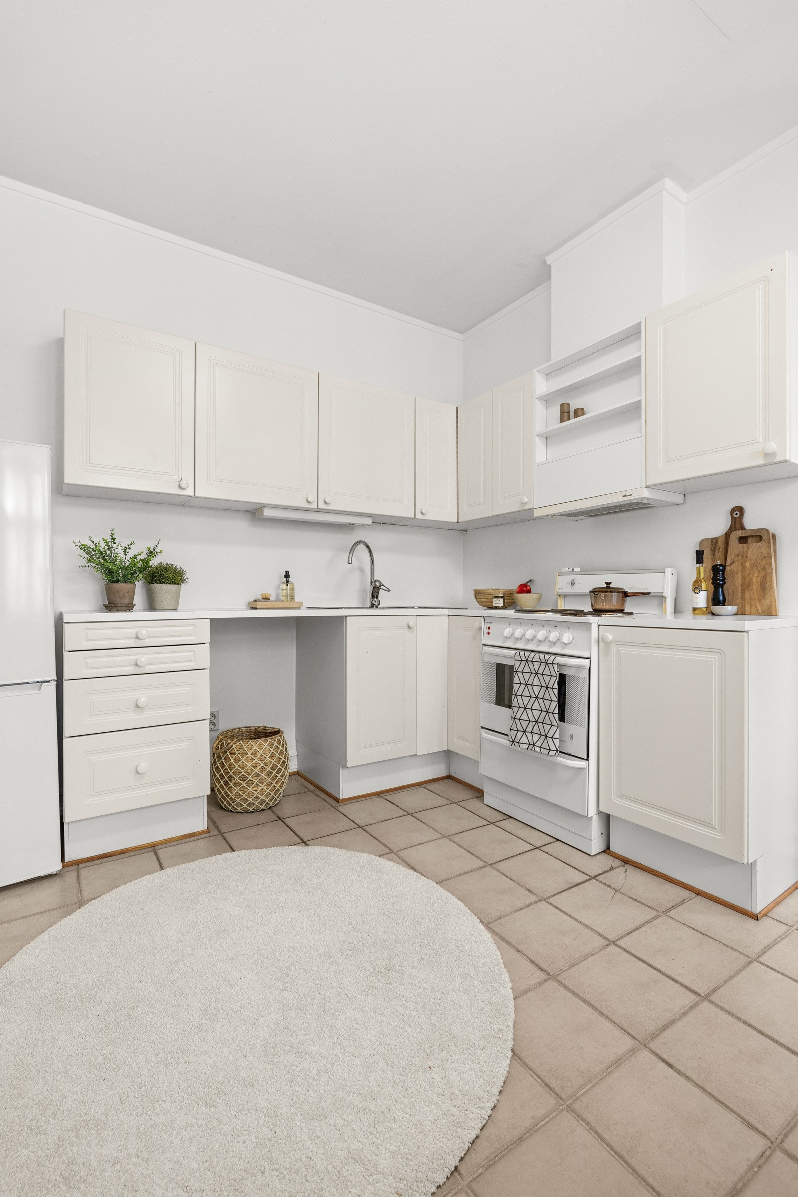 Kjøkkenet er av god størrelse med rikelig med plass både i skuffer, skap og på benk, så her ligger alle forhold til rette når husets kokk skal i sving. Galleribilde