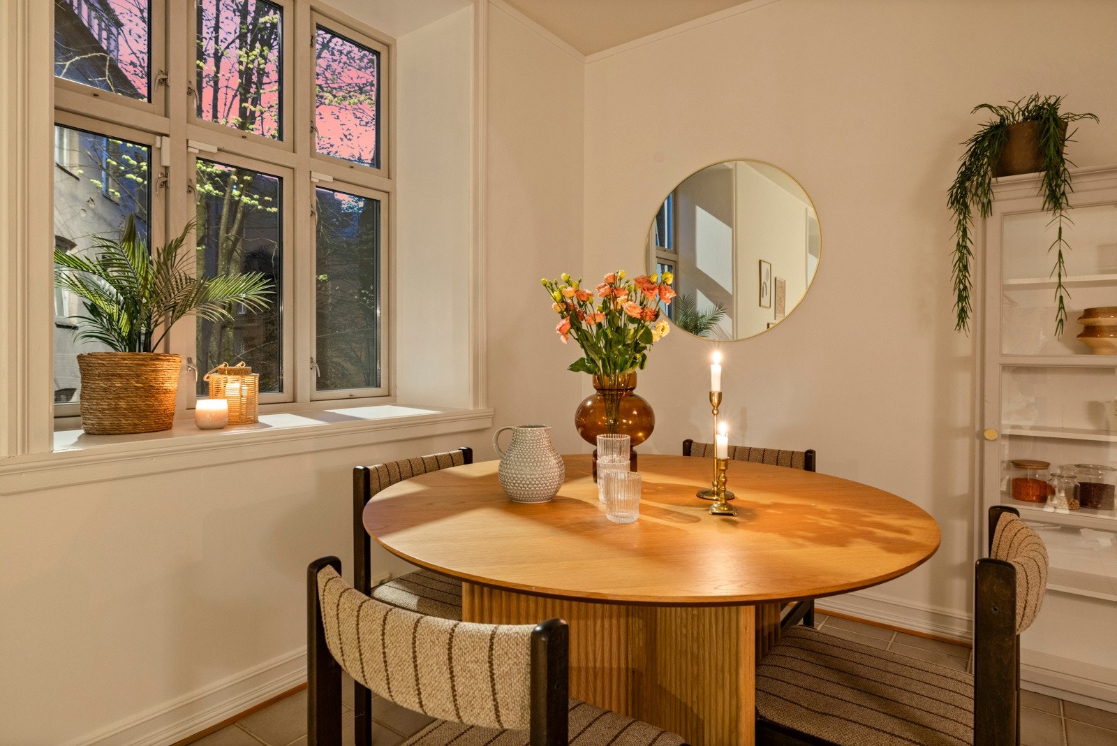 Boligen er lys og romslig med stort potensiale. Her får du et generøst oppholdsrom med mulighet for å lage et ekstra soverom, takhøyde på 2,7 meter, varmekabler i alle gulv og rikelig med lagringsplass i to boder. Galleribilde