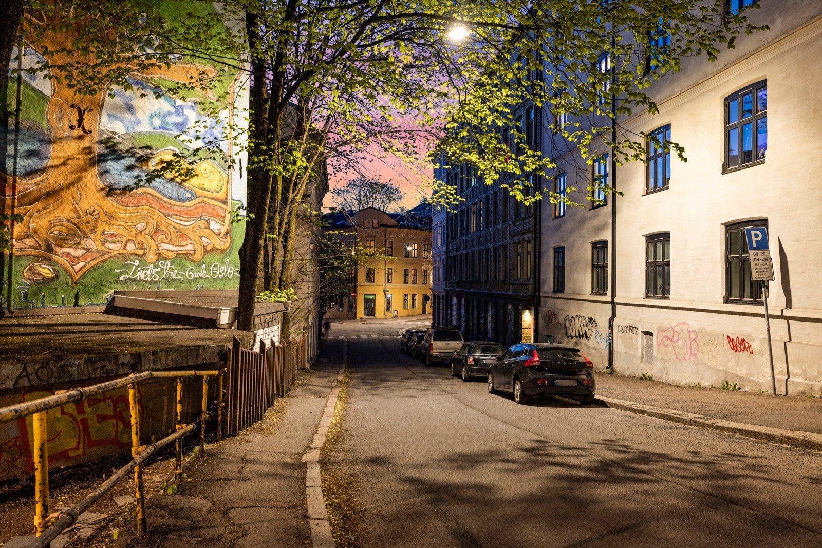 Beliggende i et av Oslos mest sentrale og yrende områder får du her enkel tilgang på alt det alt beste byen har å by på; butikker, kafeer, restauranter, kultur og grøntområder som alle finnes i umiddelbar nærhet. Galleribilde