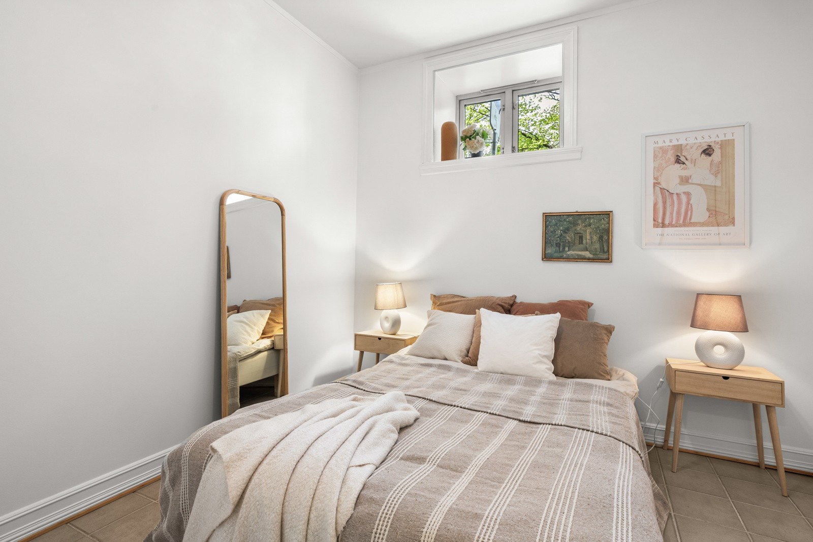 Det hyggelige soverommet har god plass for seng med tilhørende nattbord på hver side og garderobe. Galleribilde