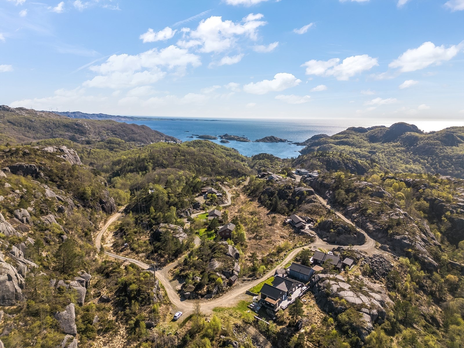 Hyttefeltet er omringet av naturskjønne omgivelser Galleribilde