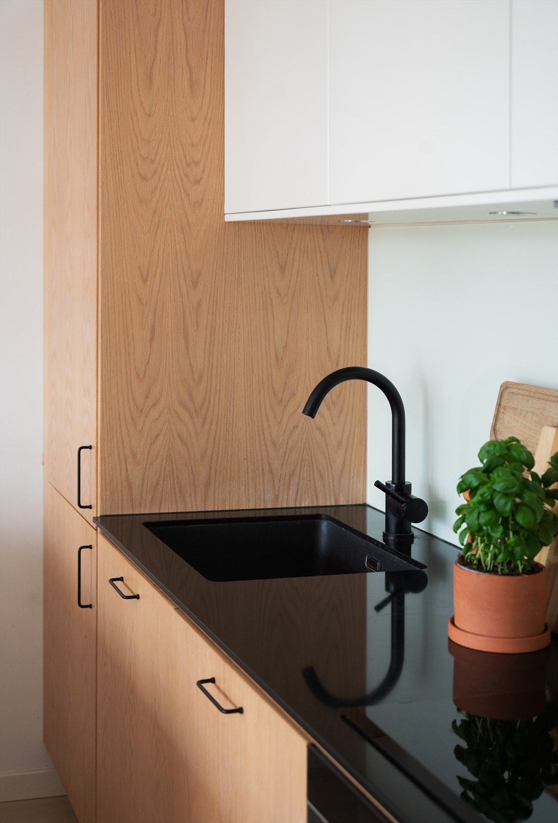 Over benkeplaten er det praktiske og pene glassplater. Galleribilde