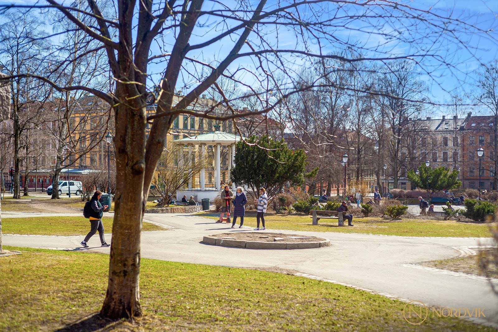 Grünerløkka er et av de hippeste områdene i Oslo. Det er kjent for sin gatekunst, stilige barer, trendy danseklubber og avslappede kafeer. Galleribilde