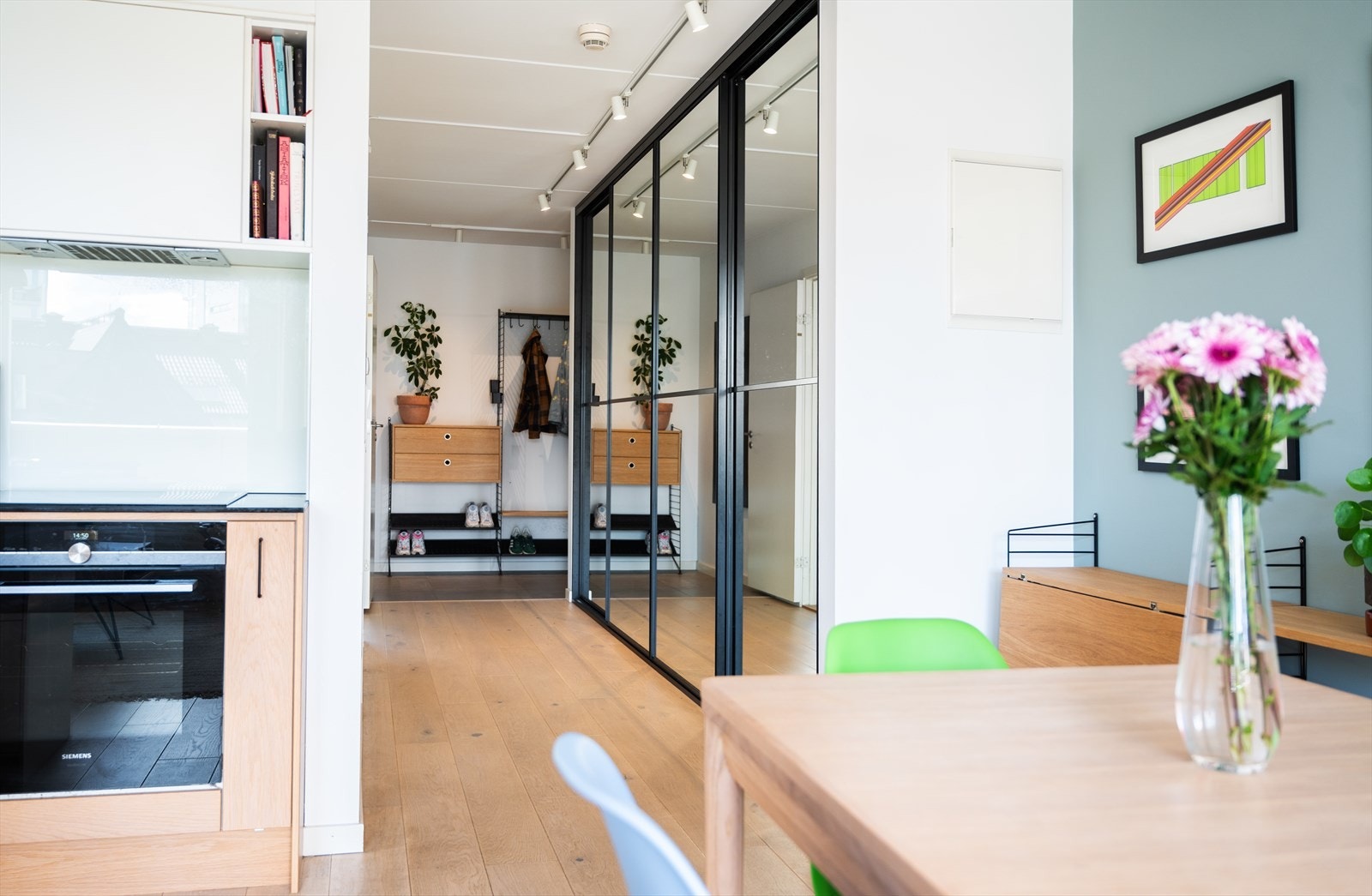 Her er det montert et praktisk garderobeskap som byr på gode oppbevaringsmuligheter. Galleribilde