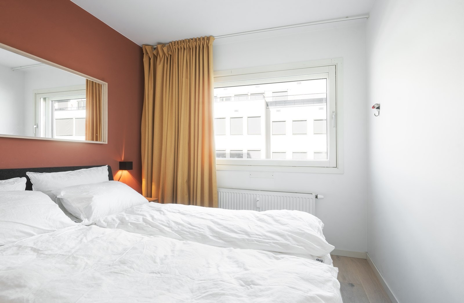 Rommet oppleves som lyst og innbydende på grunn av mye naturlig lysinnslipp! Galleribilde