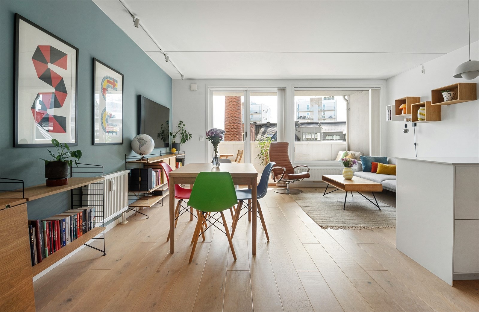 Praktisk og åpen planløsning som gir god plass til både en spise- og sittegruppe. Galleribilde