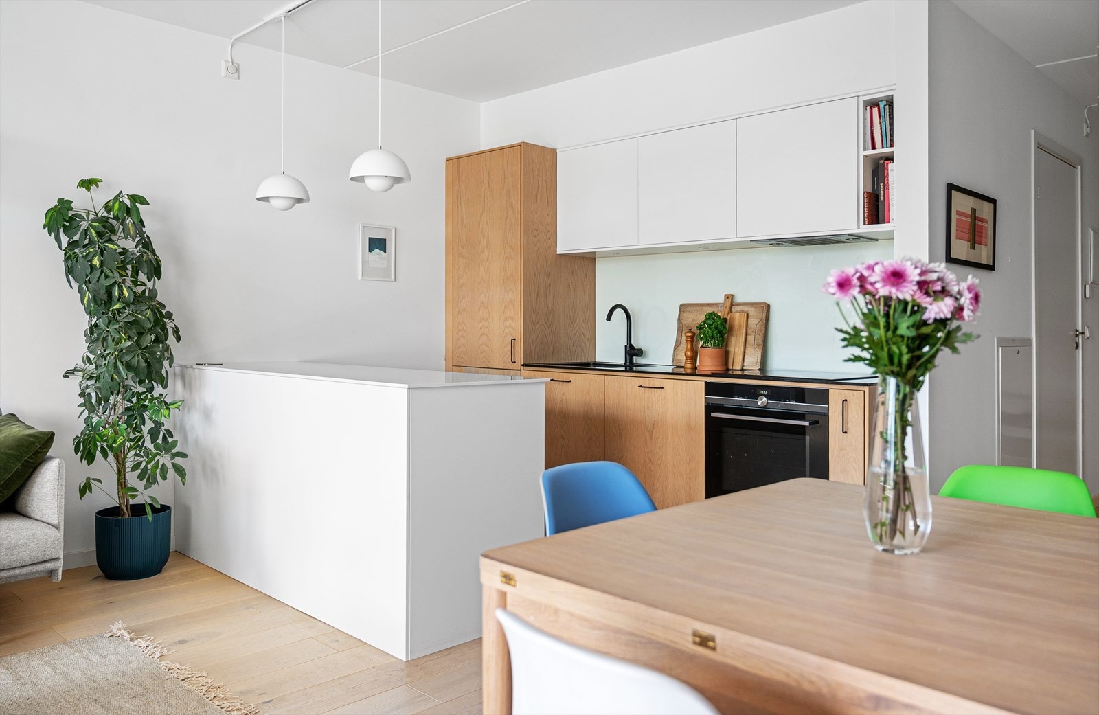 Innredet med platetopp, nedfelt kum, ettgreps blandebatteri, kombi kjøl/fryser, stekeovn og oppvaskmaskin. Galleribilde