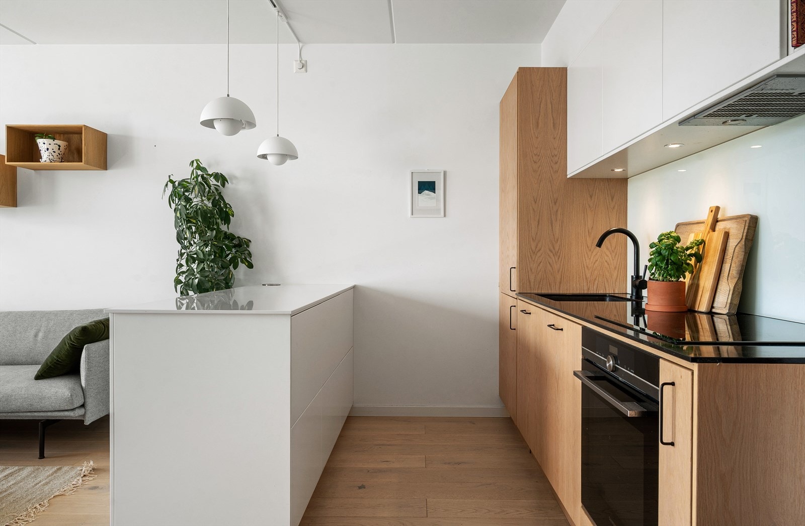 Kjøkkenet har en praktisk løsning, med mye skap- og benkeplass Galleribilde