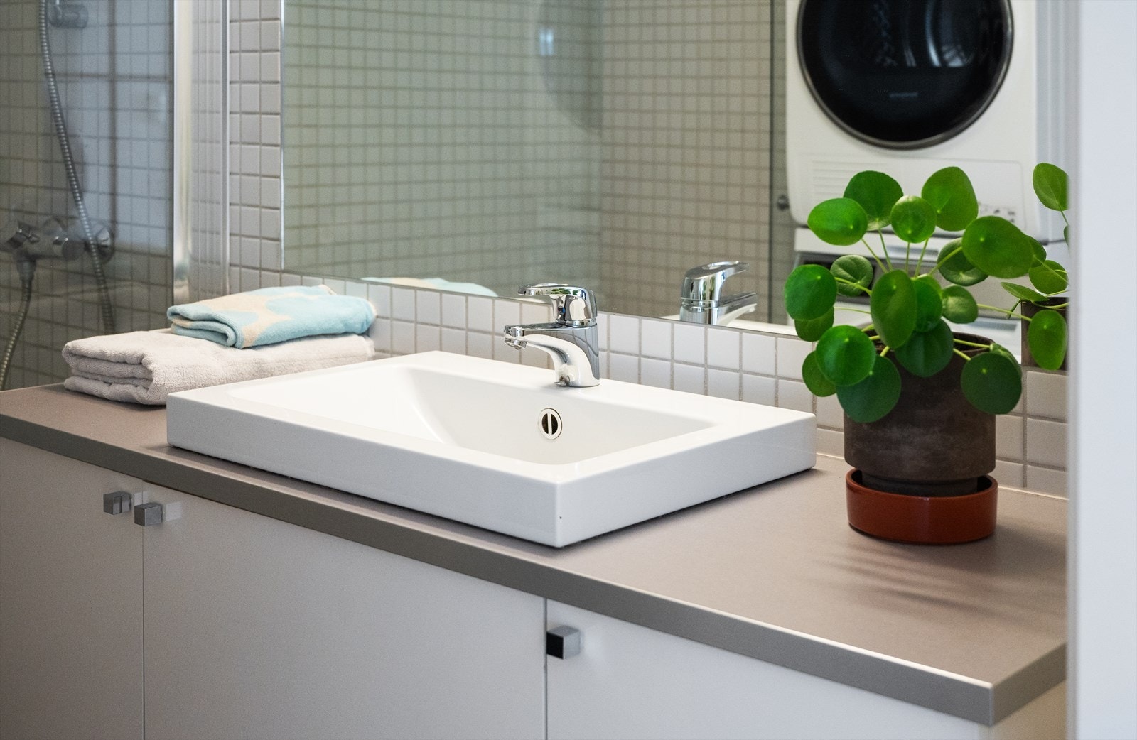 Badet er av god størrelse og har plass til tørketrommel og vaskemaskin. Galleribilde