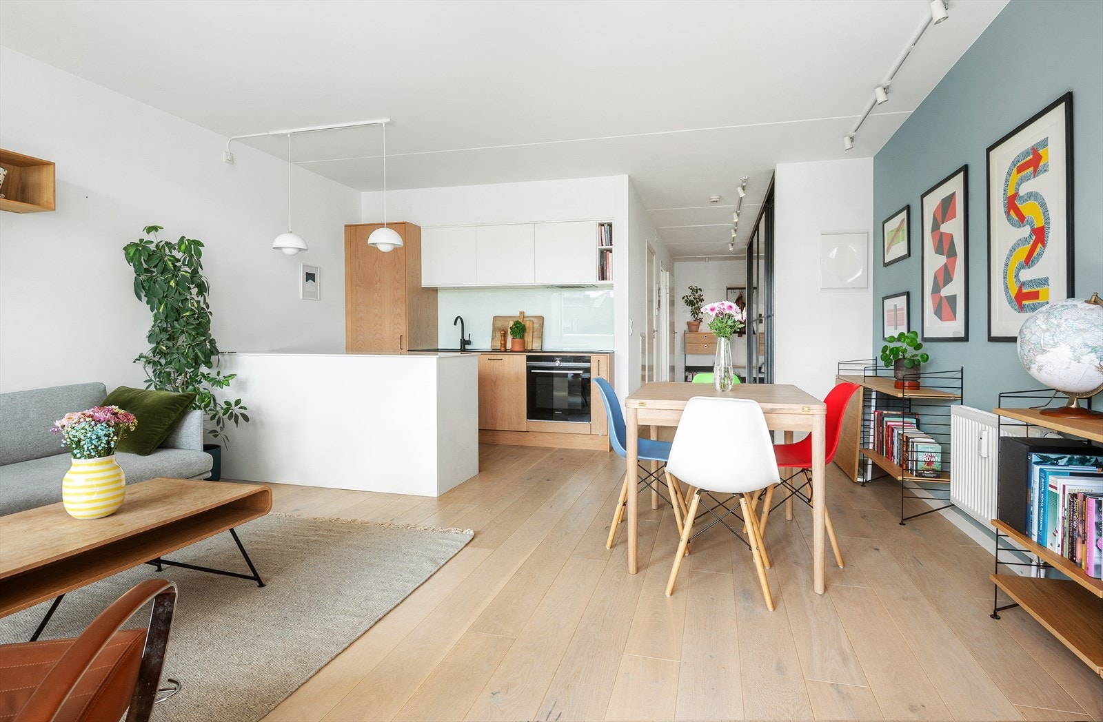 Leiligheten har et pent kjøkken fra 2020 med glatte fronter og kompositt benkeplate. Galleribilde