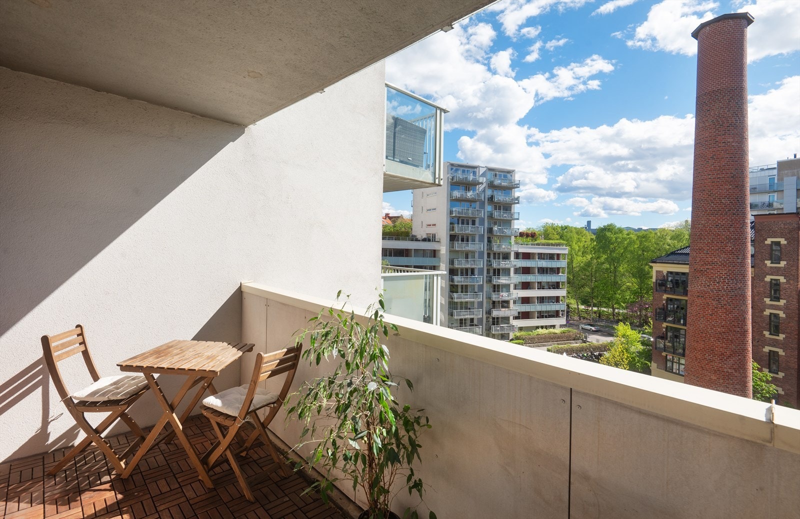 Her har man et flott utsyn over grøntområder og bakgården. Galleribilde
