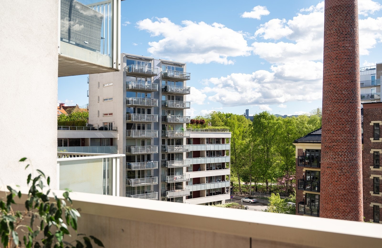 Balkongen er omtrent sørvendt. Galleribilde