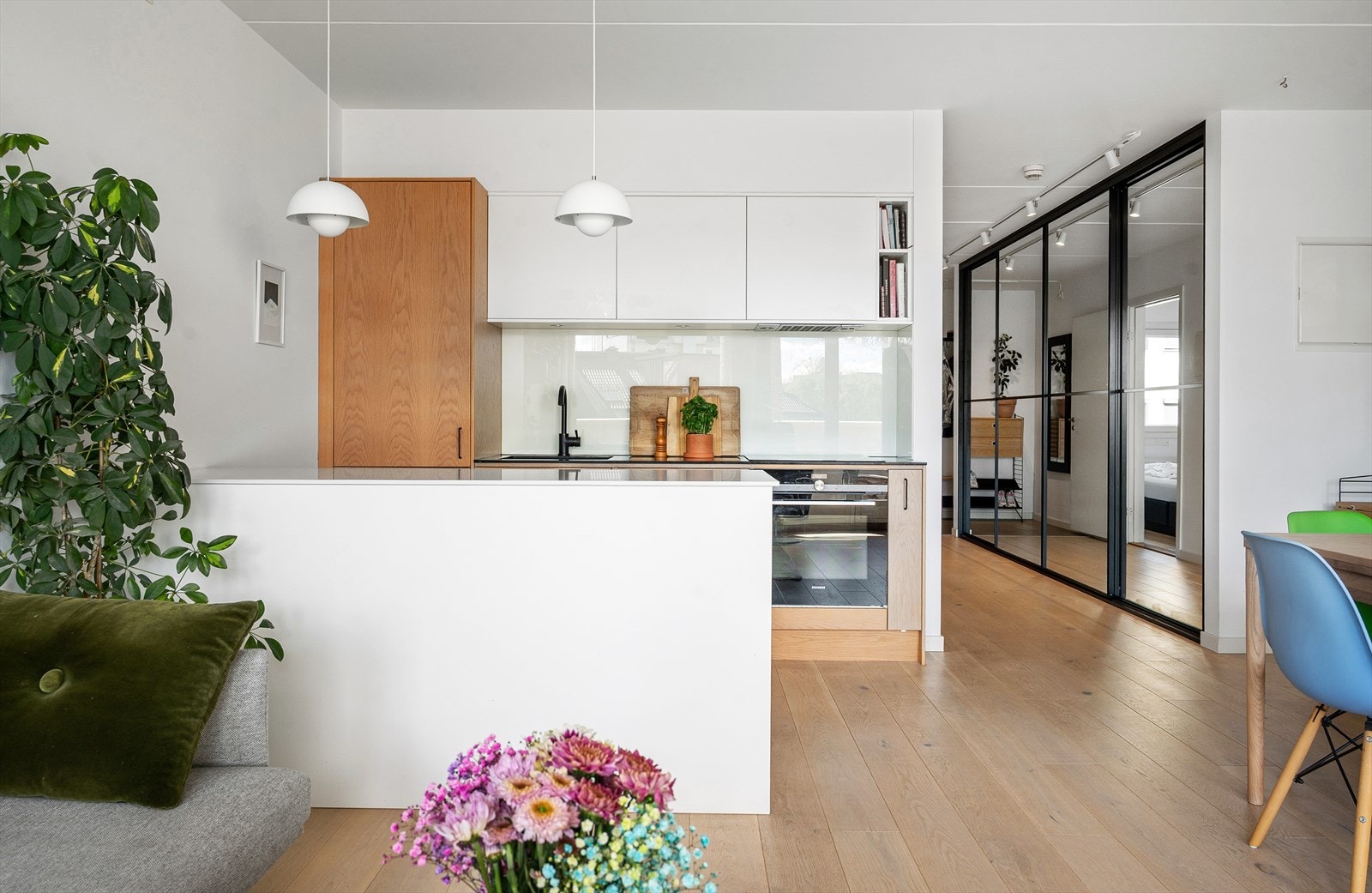 Kjøkkenøyen gjør det enkelt å være sosial med gjester samtidig som man lager mat. Galleribilde