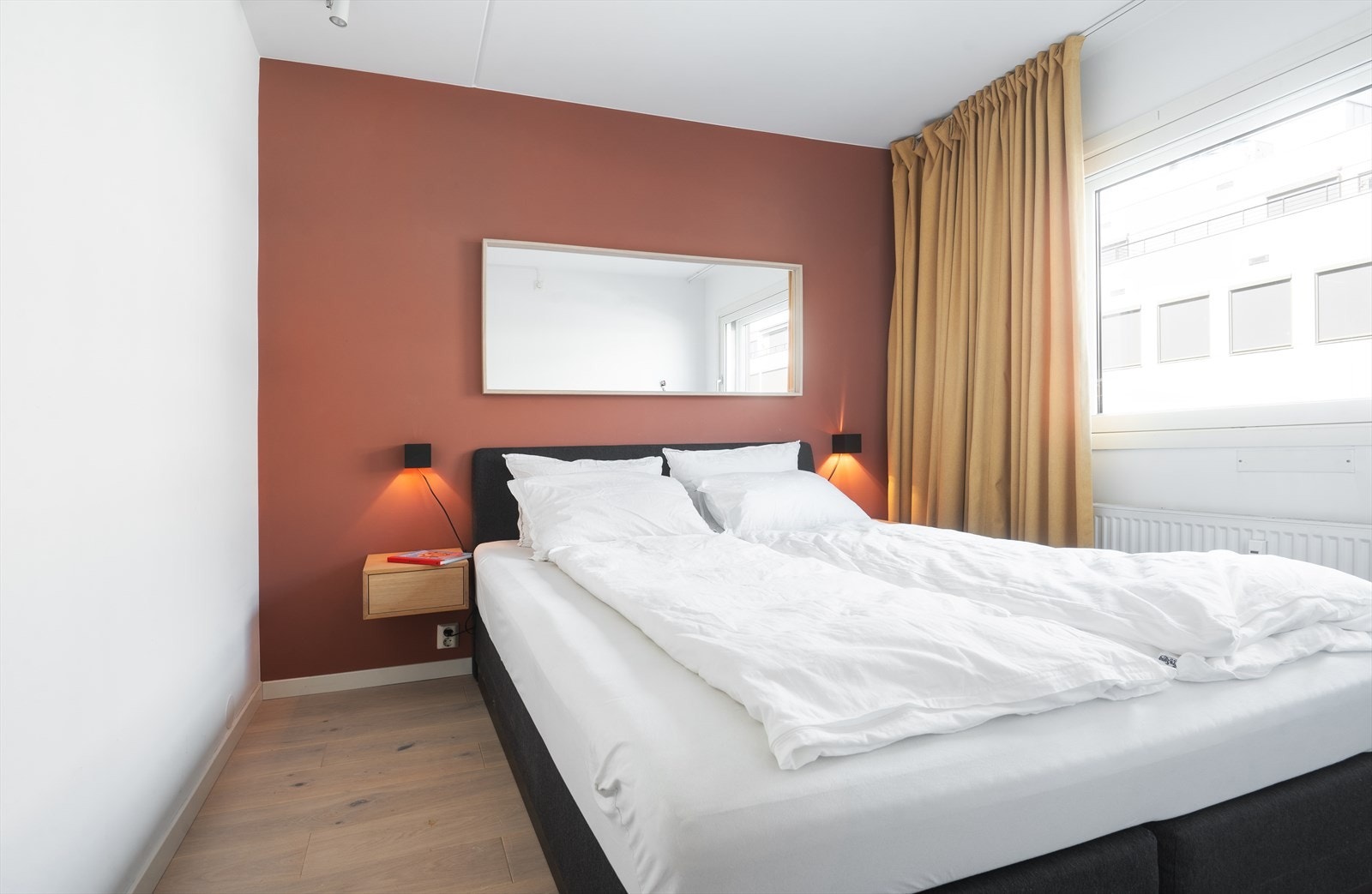 Stort og delikat soverom med god plass til dobbeltseng, tilhørende nattbord og annet ønskelig møblement. Galleribilde