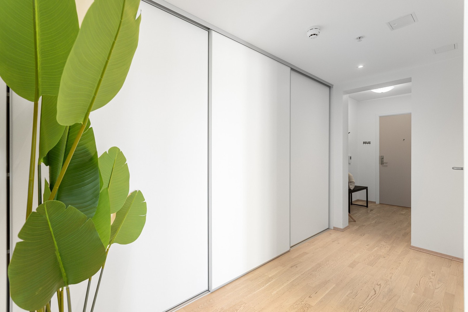 Plassbygd skyvedørsgarderobe med god plass til oppbevaring. Galleribilde