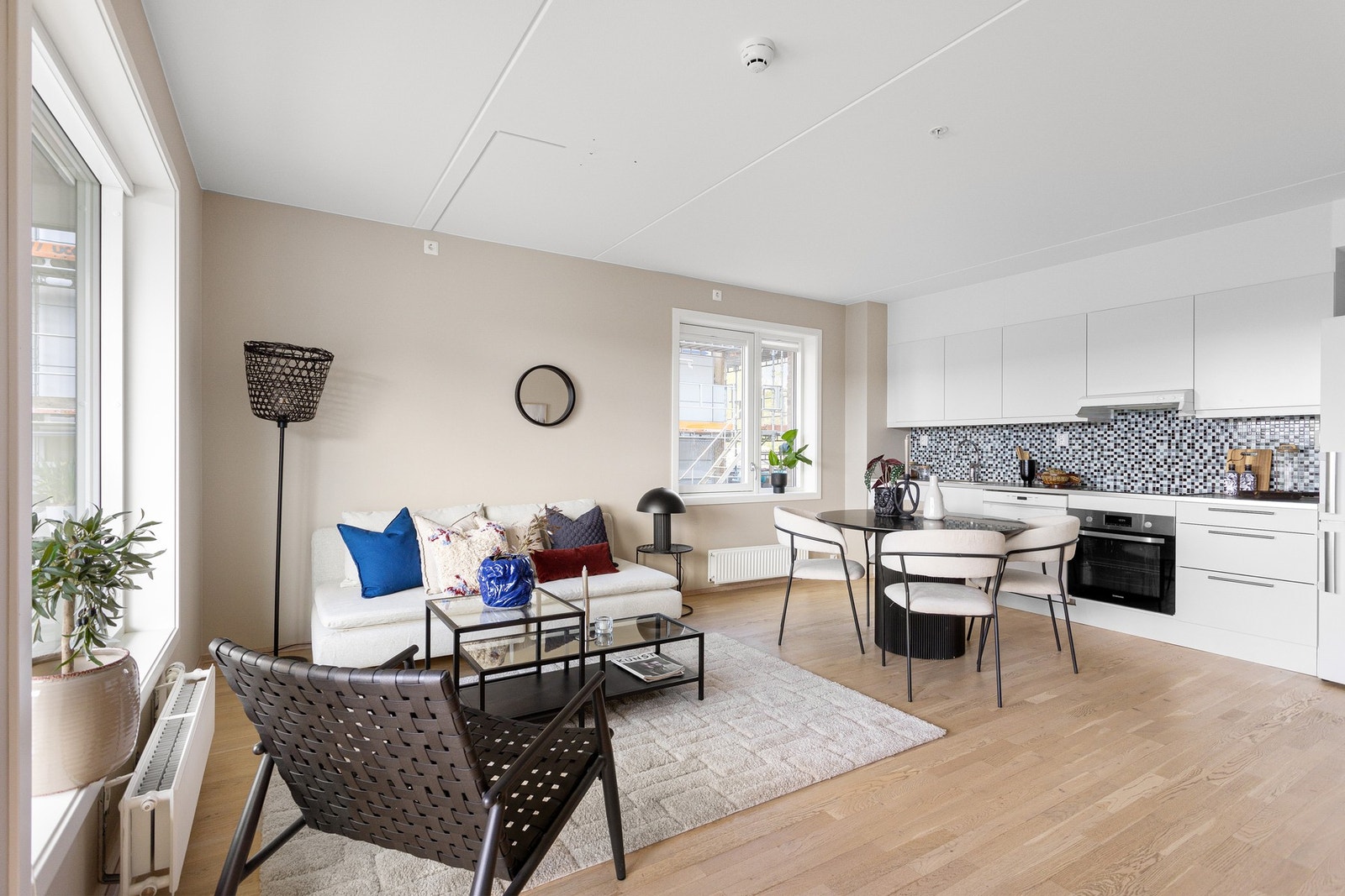 Plass for spisestue hvor det er rom for å samle familie og gjester til hyggelige måltider. Galleribilde