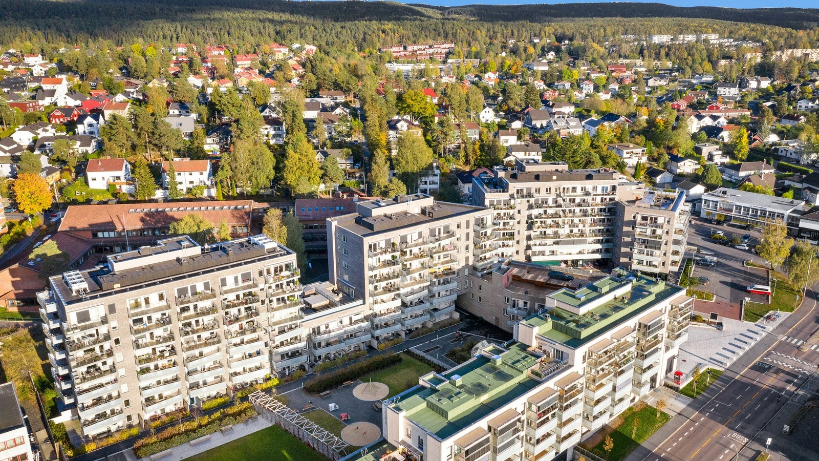 Supersentral og attraktiv beliggenhet med umiddelbar nærhet til T-bane, spisesteder og kjøpesenter, samt kort vei til skoler, barnehager og turområder. Galleribilde