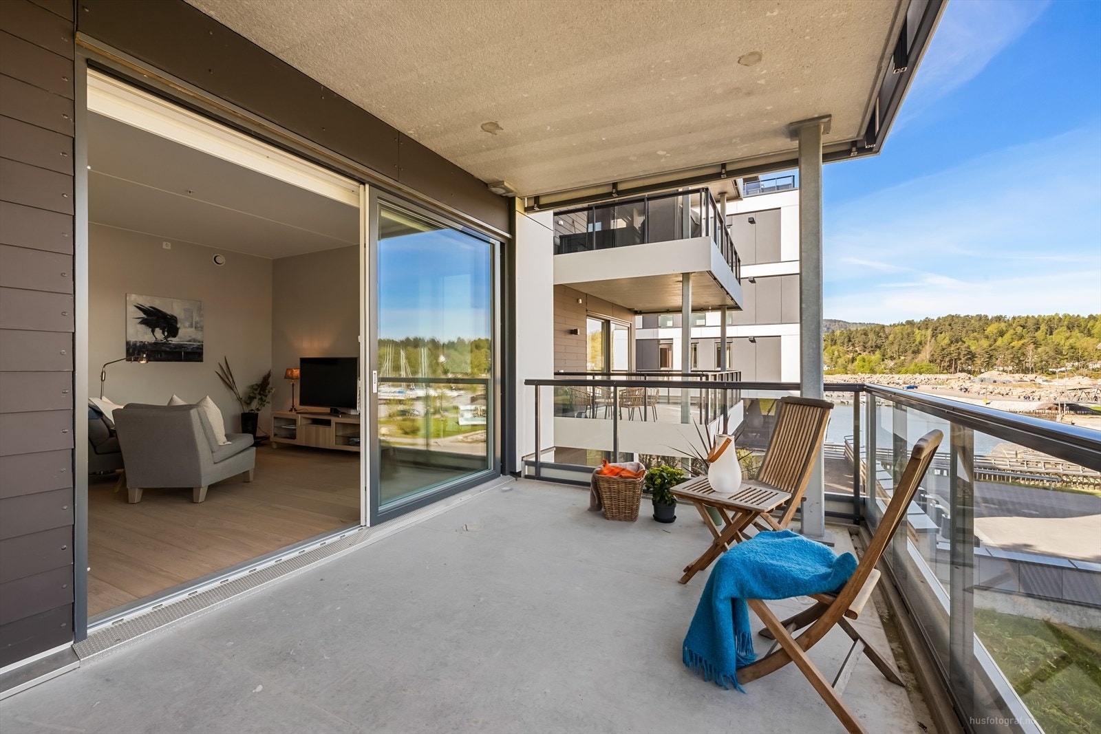 Fra stuen er det direkte utgang med skyvedør ut til en hyggelig overbygget terrasse. Galleribilde