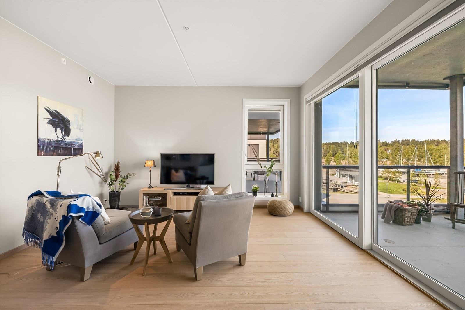 Alt er lagt til rett for optimalt lyssetting inn og de store vinduene i hele leiligheten sørger for fint naturlig lys inn og hyggelig utsyn. Galleribilde