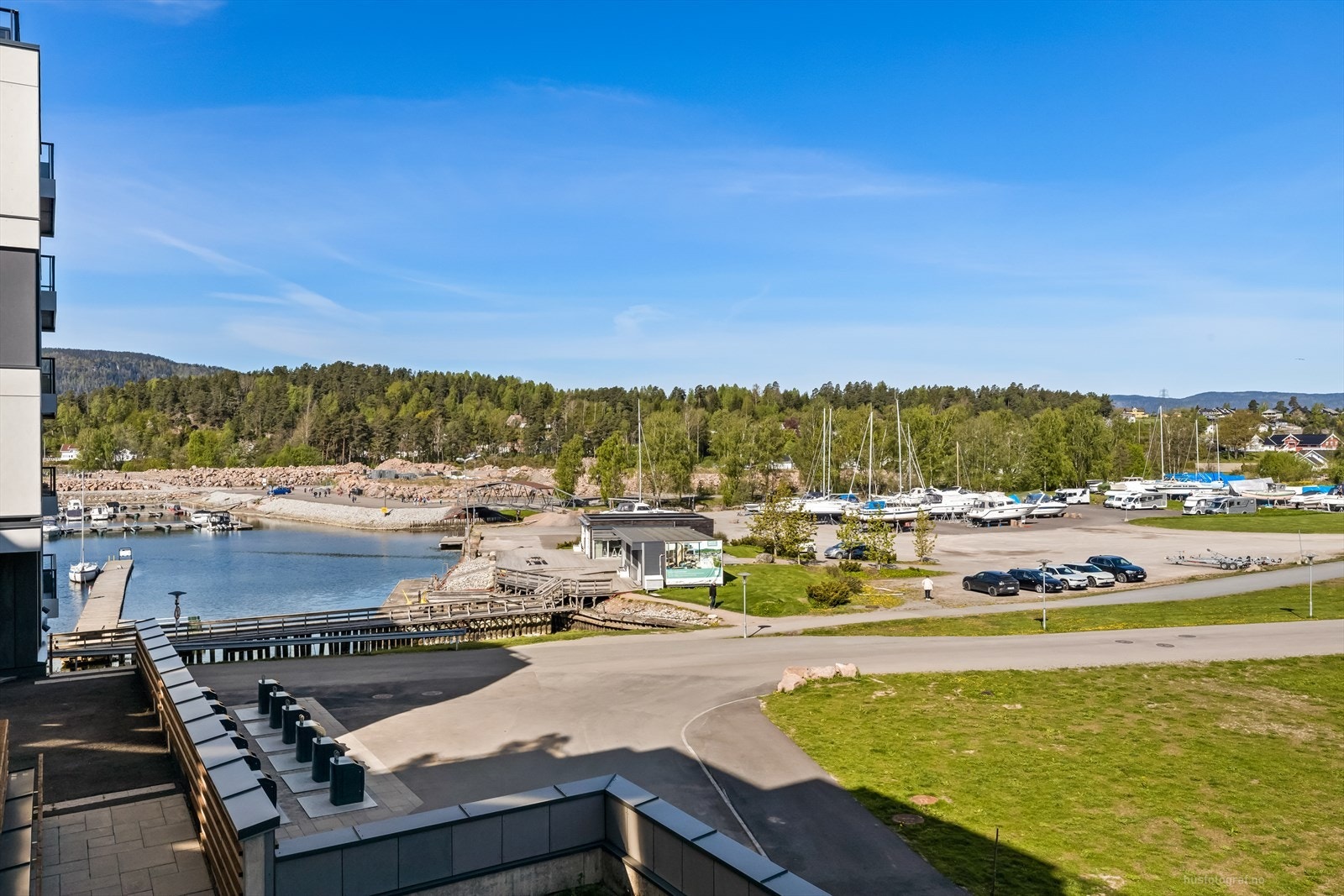 Dette er et populært, sjønært og nyere nabolag som har umiddelbar nærhet til flotte turområder, sjøen med båthavn og badeplasser samtidig som det er nærhet til både barnehage, skole, dagligvare og bussholdeplass. Galleribilde