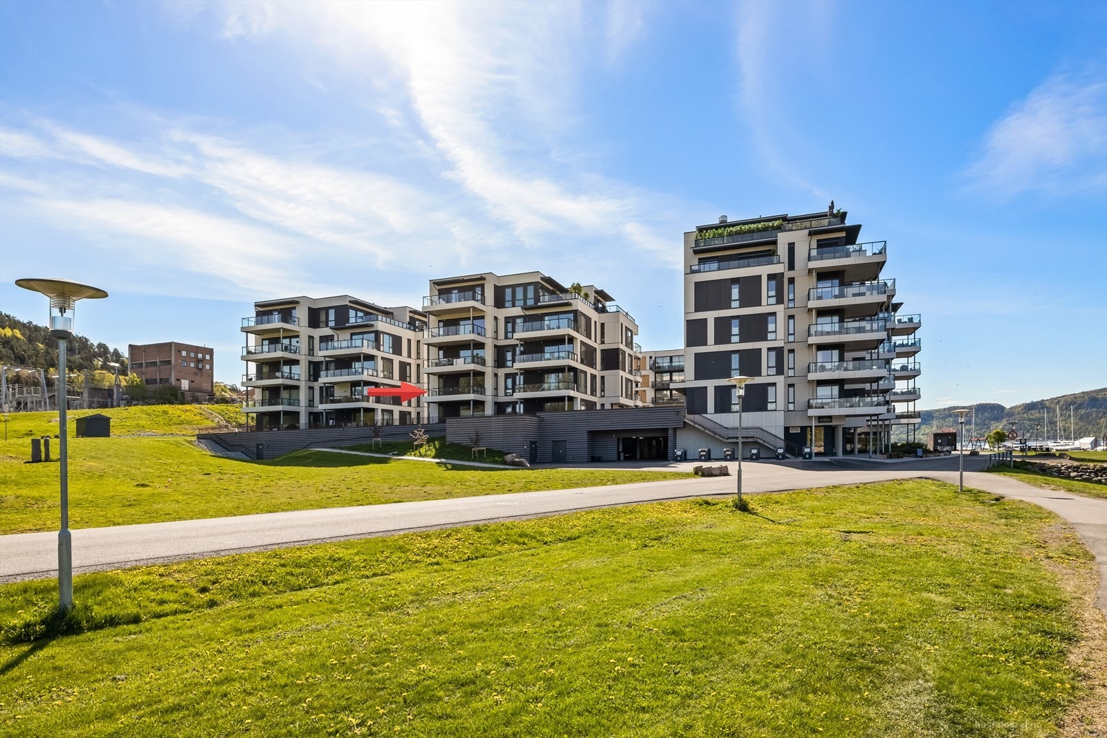 Laboratorieveien 2B har en fin internbeliggenhet som hjørneleilighet, med overbygd terrasse, på attraktive Nordre Jarlsberg Brygge. Galleribilde