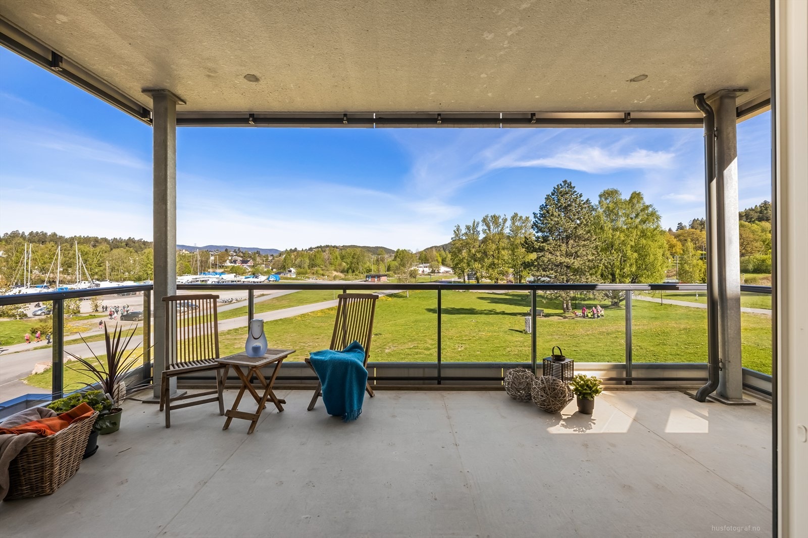 Terrassen fungerer fint som en forlengelse av stuen om sommeren. Galleribilde