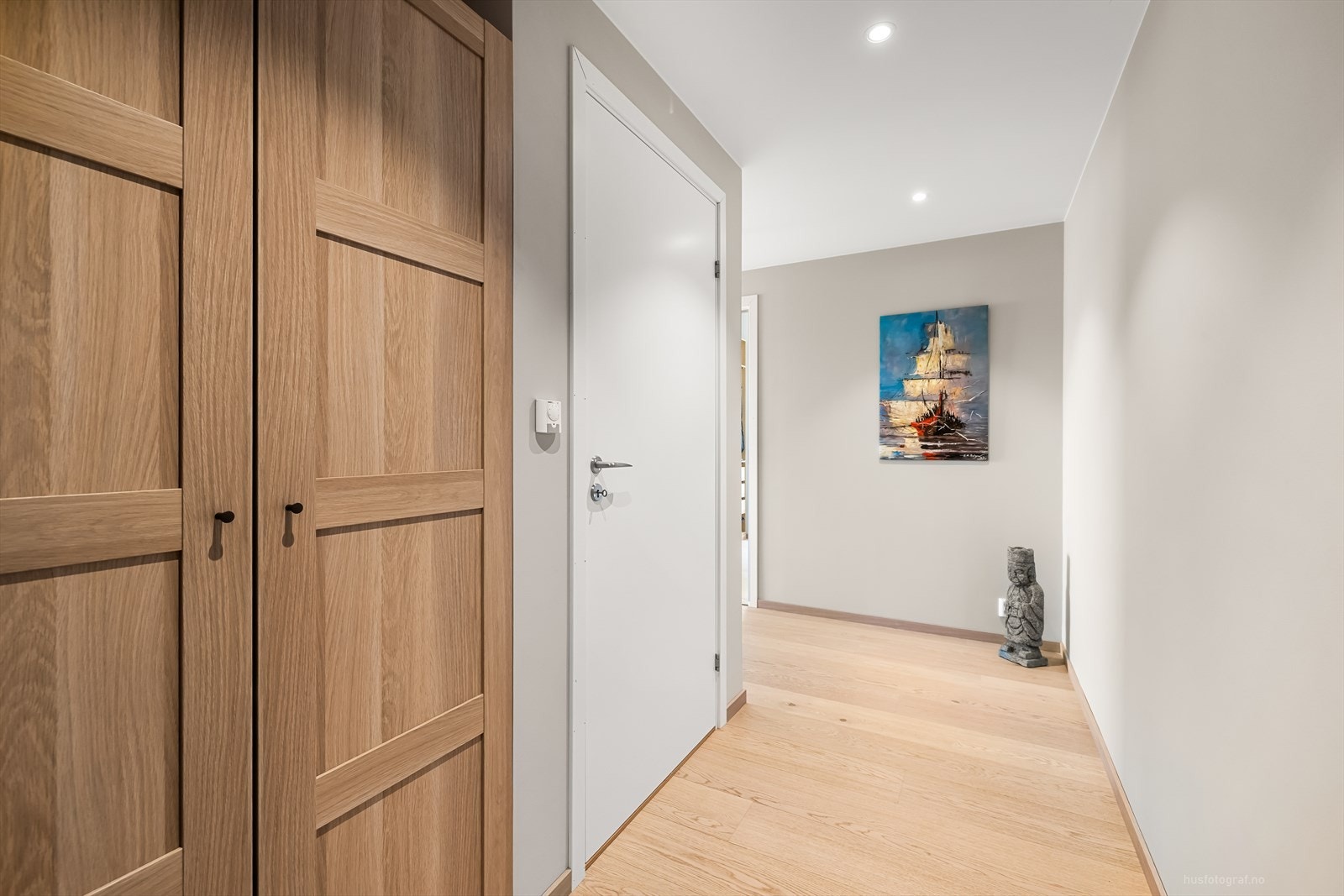 Velkommen inn til en hyggelig entré med downlights i tak og avsatt nisje for garderobe. Galleribilde