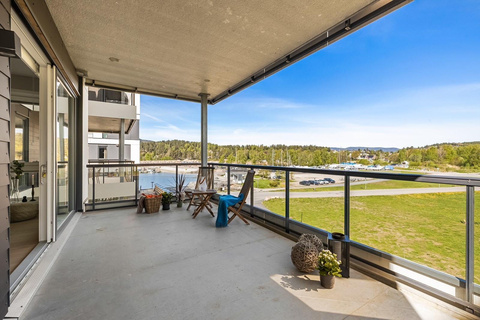 Delikat hjørneleilighet på attraktive NJB med overbygd uteplass - Stilrent innredet - 2 soverom - Sportsbod - Garasje! Galleribilde