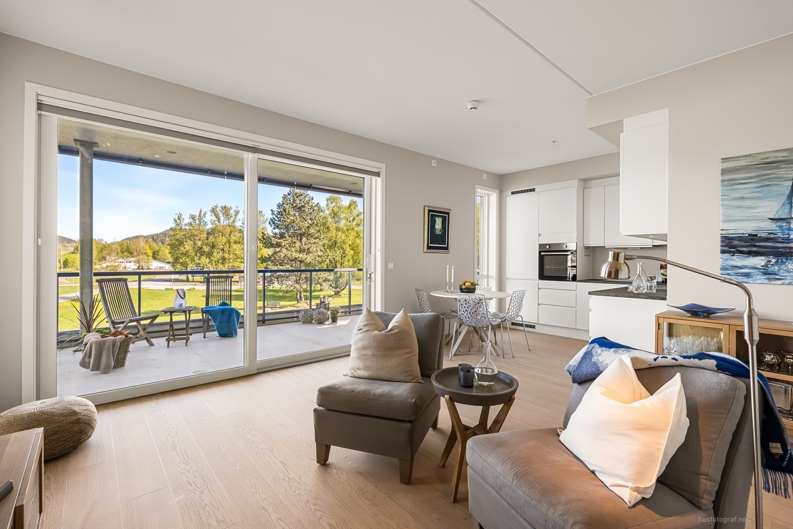 Stuen er pent innredet og videre lett å møblere og det er rom for å møblere med flere sittegrupper. Galleribilde