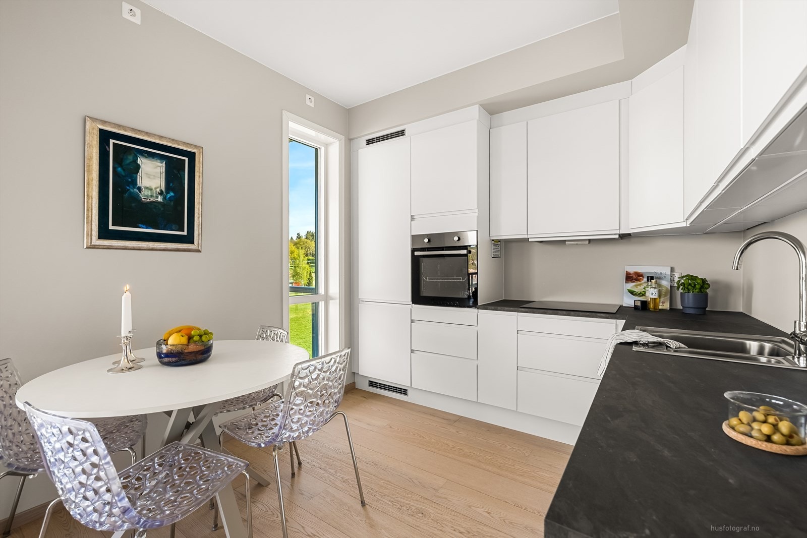 En gjennomtenkt plassering av elementene gjør kjøkkenet til et praktisk og hyggelig sted å lage mat. Galleribilde