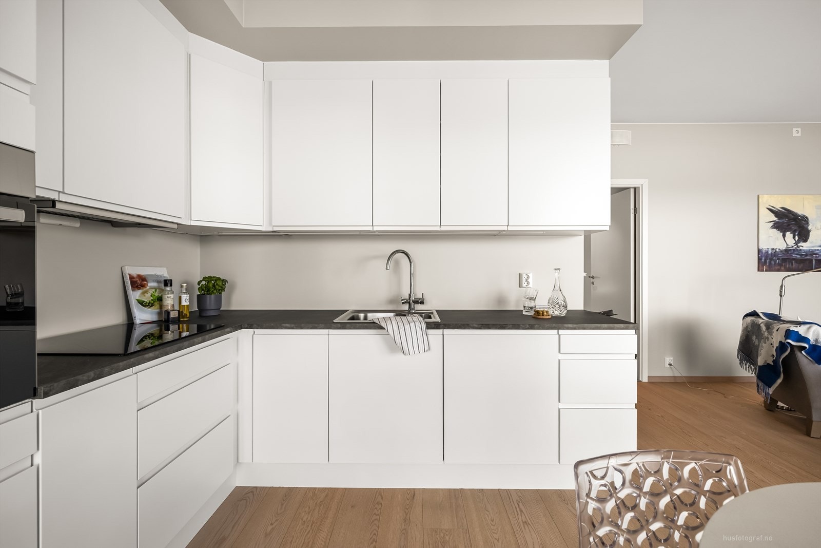 Kjøkkenet er utstyrt med integrerte hvitevarer som oppvaskmaskin, kjøle/fryseskap og stekeovn. Det er avtrekk via mekanisk avtrekksanlegg. Galleribilde