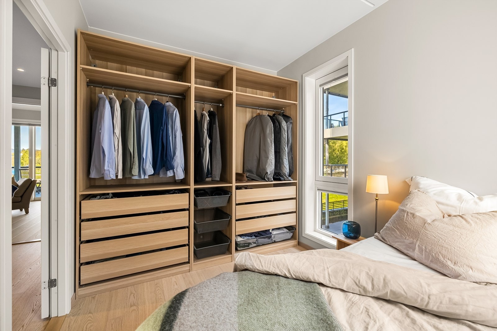 Pent innredet hovedsoverom med god plass til dobbeltseng og tilhørende nattbord og garaderobeløsning. Galleribilde