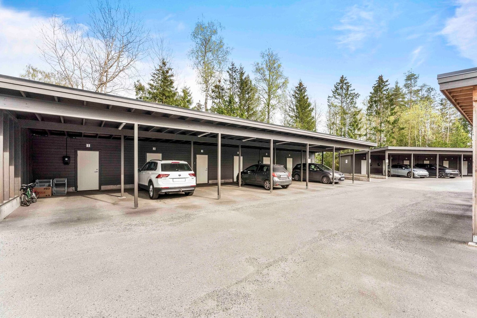 Carport med tilhørende lukket bod Galleribilde