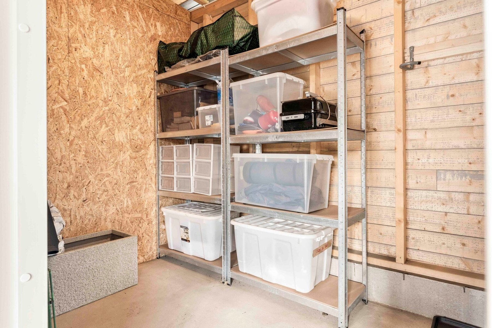 Utvendig bod i bakkant av carport Galleribilde