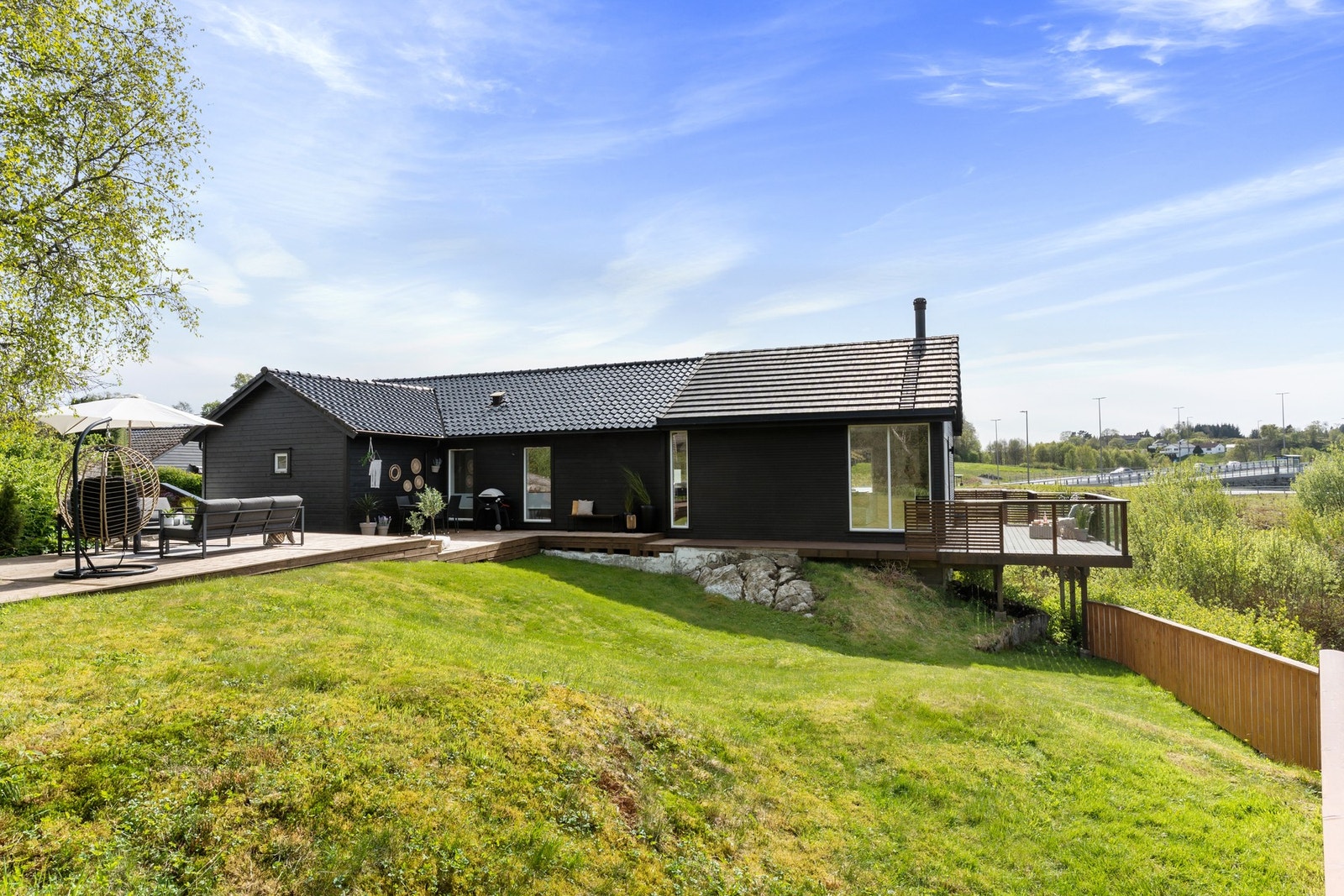 Tomten er svært fint opparbeidet og naturskjønn. Galleribilde