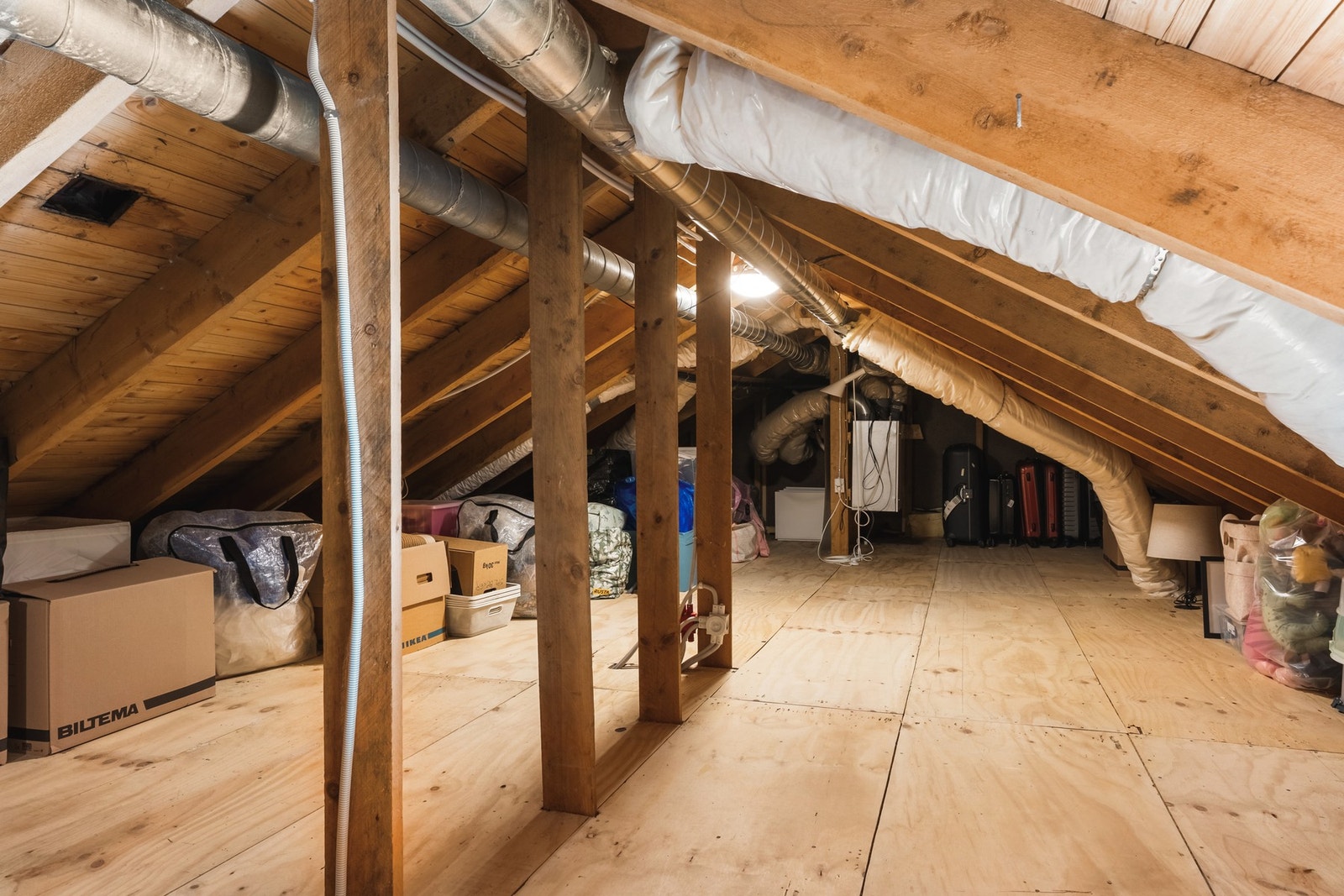 Uinnredet loft gir massevis med lagringsplass. Galleribilde