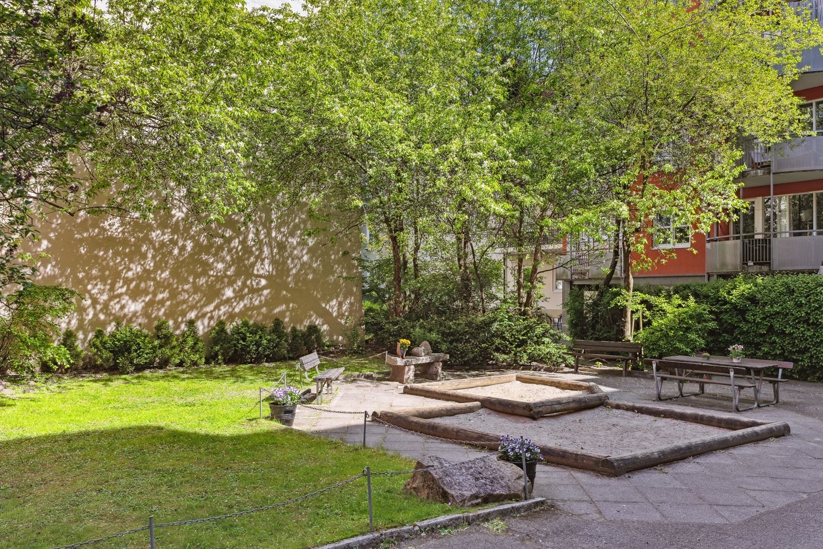 Sameiet har en fantastisk koselig bakgård med sittegrupper Galleribilde