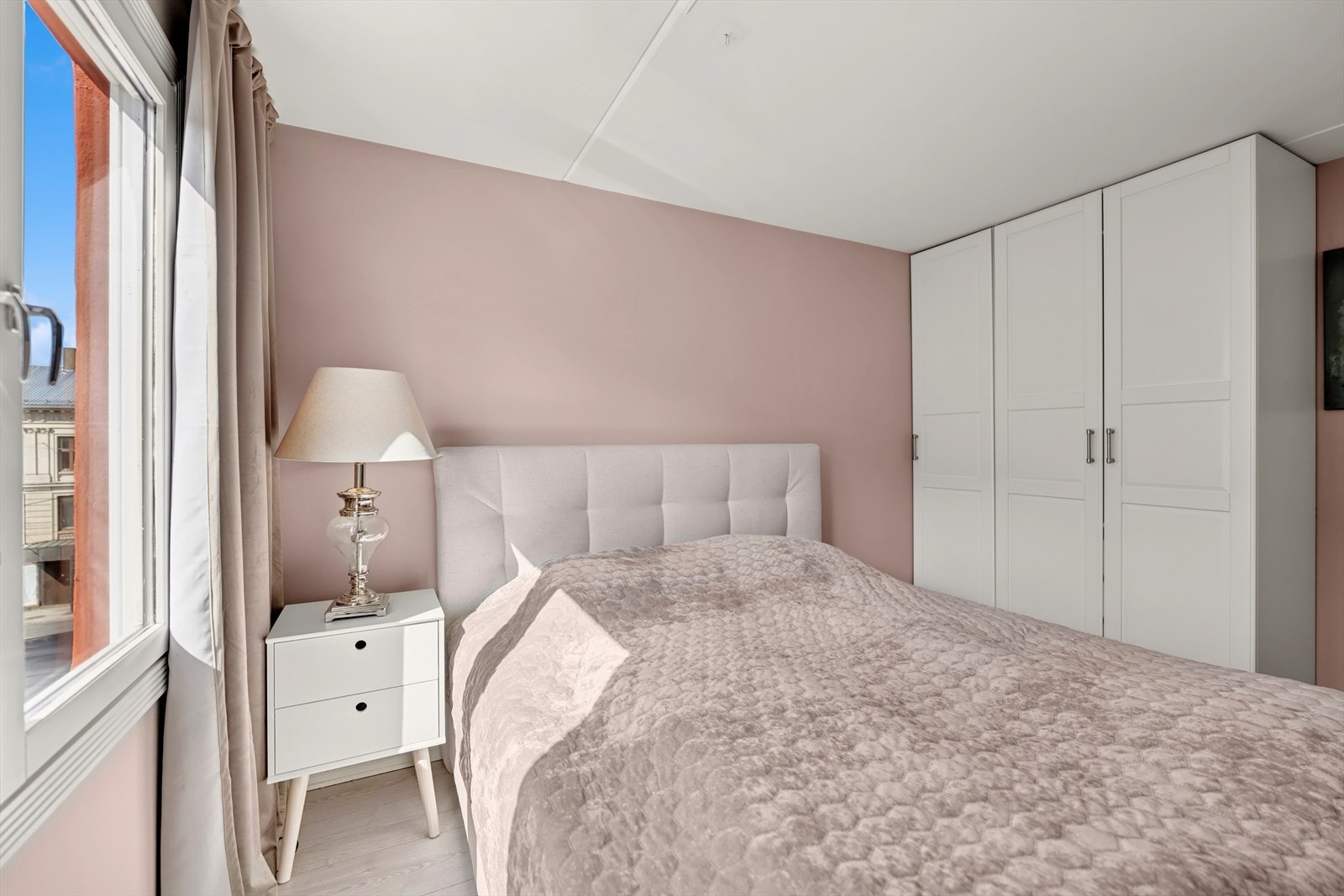 Her medfølger det også et stort garderobeskap! Galleribilde